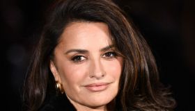 Penelope in pelle, Margot in reggiseno: gli incredibili look vip alla sfilata Chanel