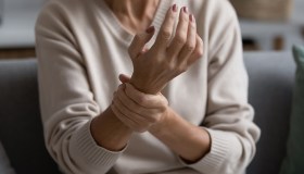 Artrite reumatoide, lupus e non solo: quanto pesano sulla donna le malattie reumatologiche