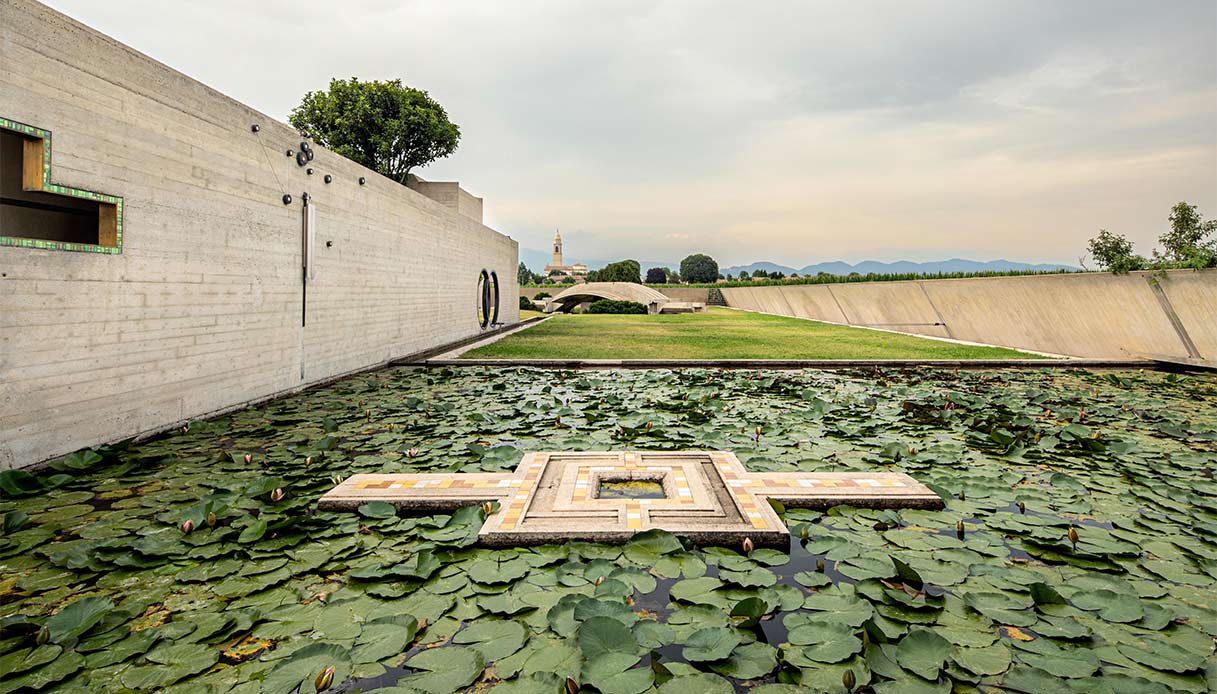 Giardino d’acqua con vasca di ninfee al Memoriale Brion di Carlo Scarpa ad Altivole