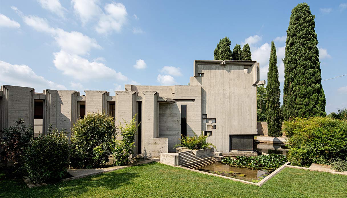 Esterno della cappella del Memoriale Brion, architettura in cemento immersa nel verde