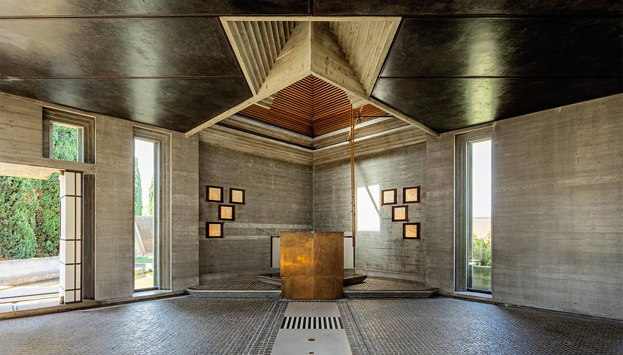 Interno della cappella del Memoriale Brion, luce naturale e cemento grezzo in equilibrio