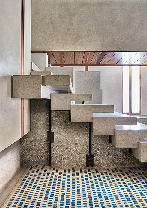 Dettaglio della scala geometrica in calcestruzzo del Negozio Olivetti a Venezia