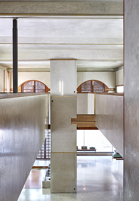 Interni del Negozio Olivetti a Venezia con luce naturale e materiali pregiati