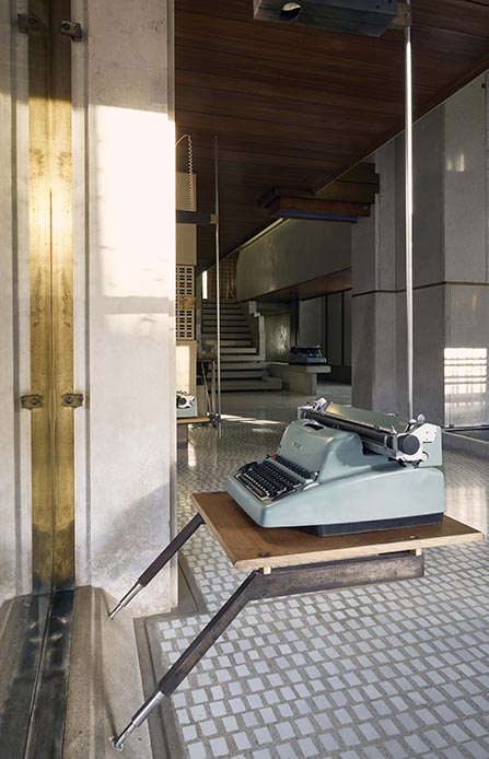 Macchina da scrivere Olivetti sospesa nella vetrina del Negozio Olivetti a Venezia