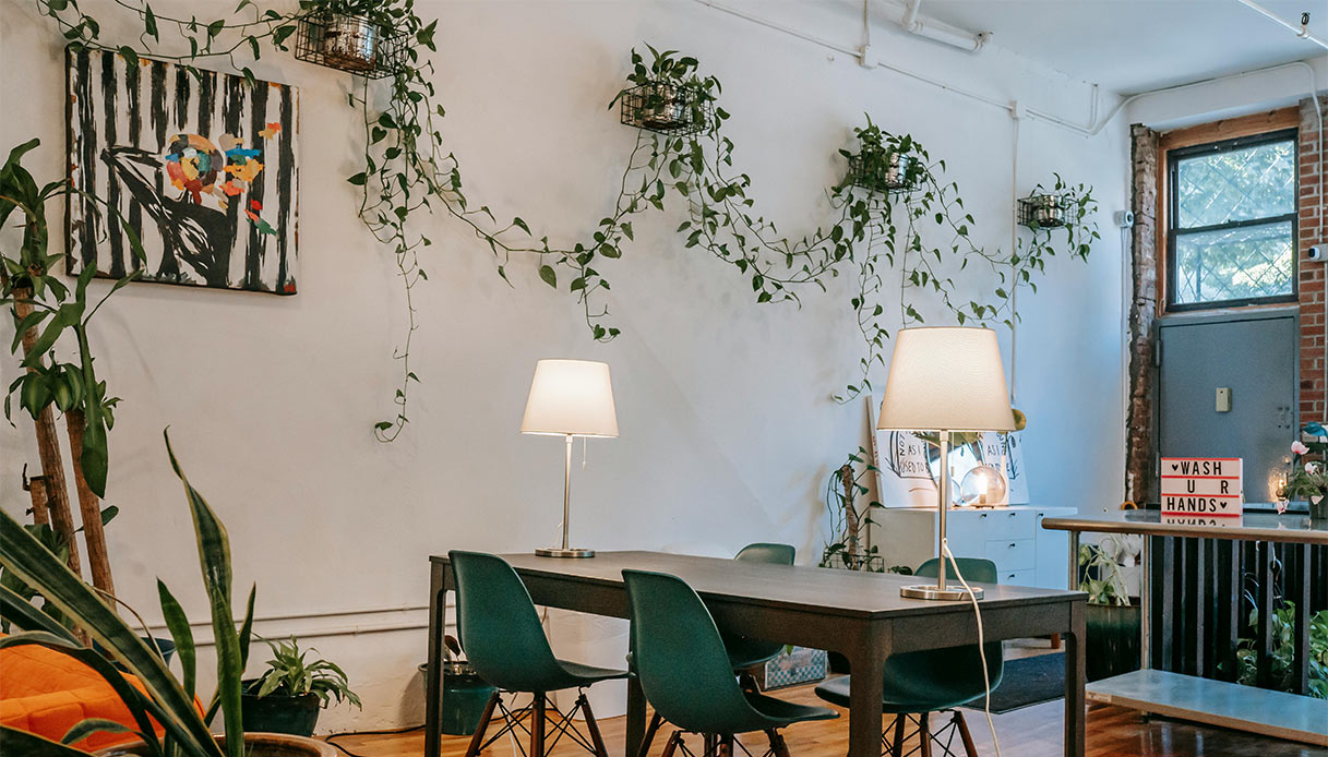 Sala da pranzo con piante rampicanti e arredamento moderno