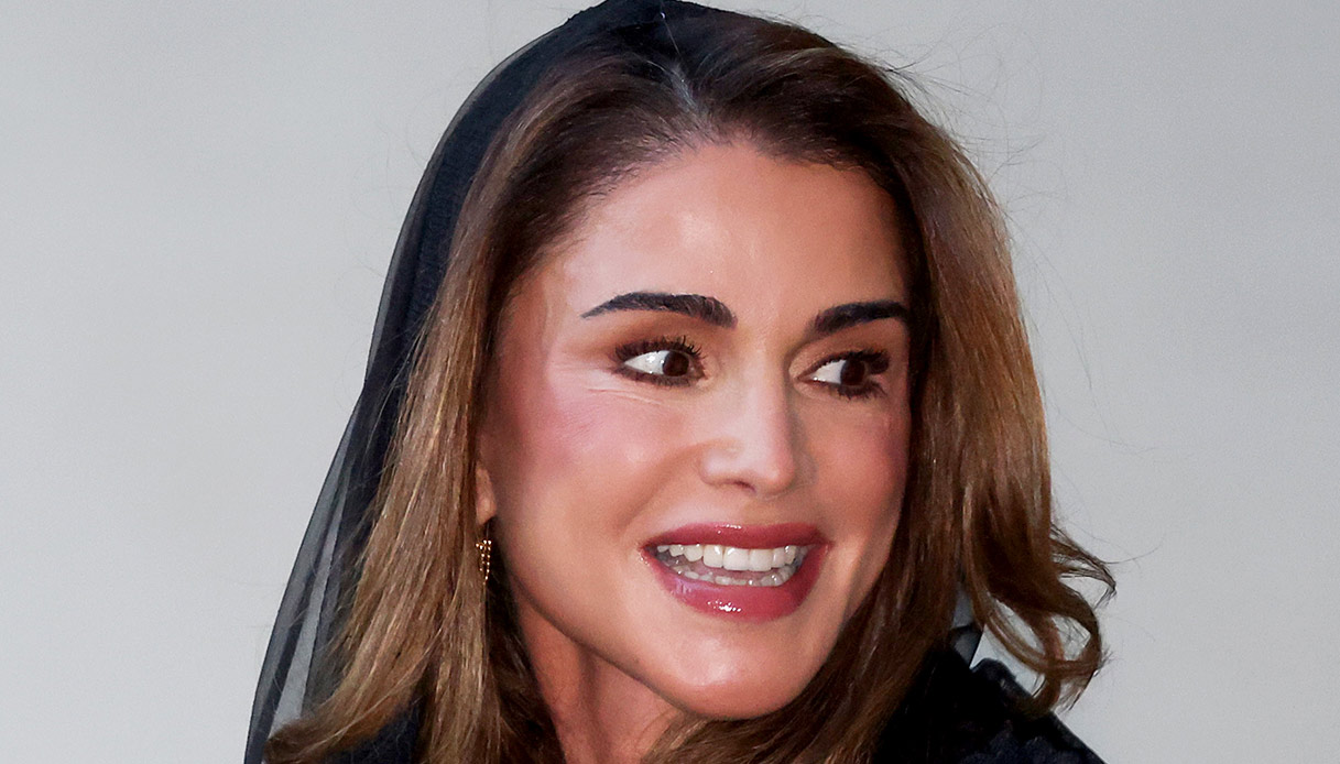 rania di giordania capelli chiari e look audace da favola al gala benefico