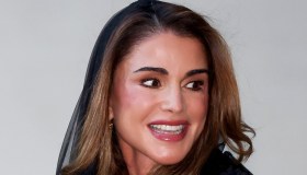 Rania di Giordania da Papa Leone: look nero e dettagli in oro. E per Giorgia Meloni veste Prada