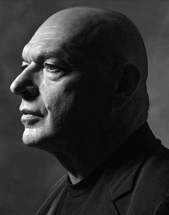 Ritratto in bianco e nero di Jean Nouvel, architetto francese vincitore del Pritzker Prize