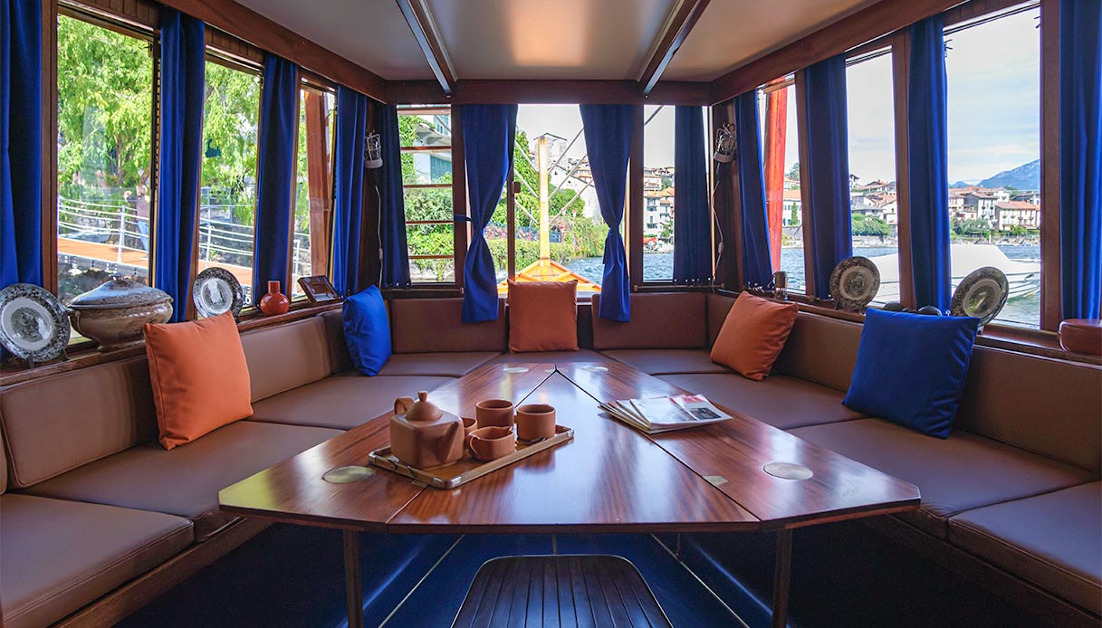 Salone della Velarca con tavolo a forbice e vista panoramica sul Lago di Como