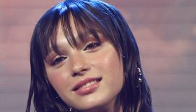 Sarah Toscano lancia il nuovo album, ma la mamma lo boccia: “Non mi fa impazzire”