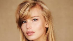 Elimina l’effetto unto in 1 minuto: i migliori shampoo a secco per capelli grassi