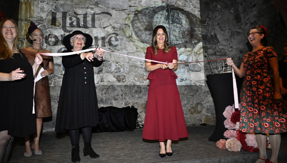 Sofia e Cristina di Svezia inaugurano la mostra Hat Couture – Royal Hat Fashion