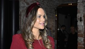Sofia di Svezia incanta in rosso alla mostra di moda coi suoi cappelli