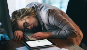 Sempre stanche? Forse il cervello sbaglia a calcolare gli sforzi: così yoga e pilates potrebbero aiutare