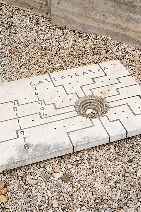 Tomba di Carlo Scarpa al Memoriale Brion di Altivole, con incisioni geometriche e pietra chiara