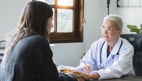 Screening del tumore del colon-retto, come si fa, per chi è indicato e perché può salvare la vita