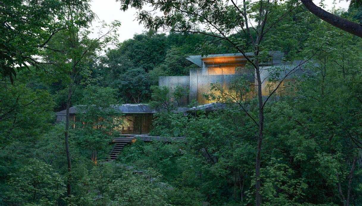 Vista esterna della villa integrata nella foresta tropicale dell’isola giapponese di Yakushima