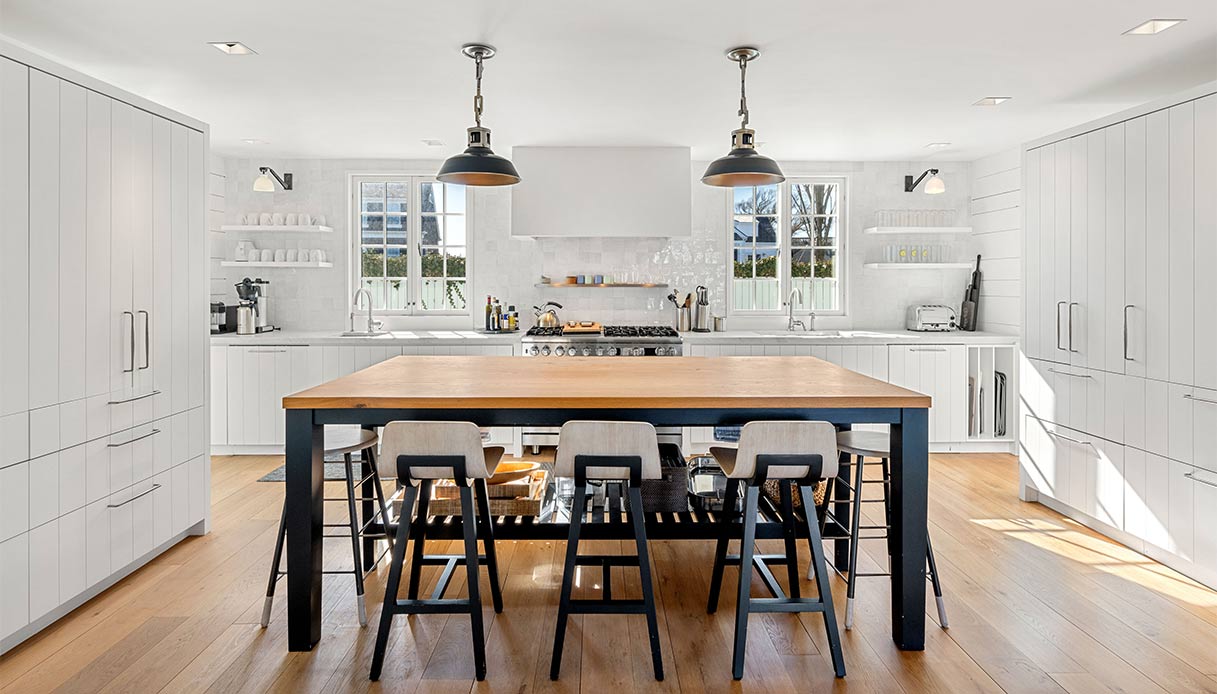 Cucina bianca moderna con isola centrale in legno nella villa di Taylor Swift a Watch Hill