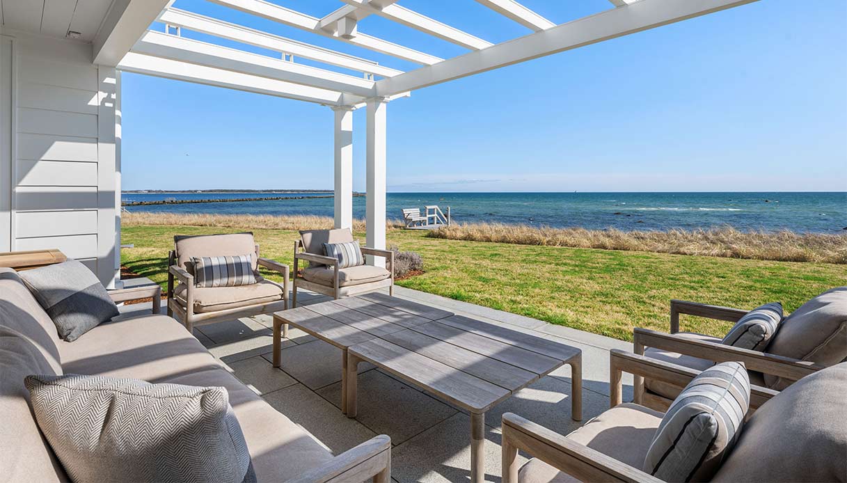 Terrazza vista mare con salottino esterno nella villa di Taylor Swift a Rhode Island