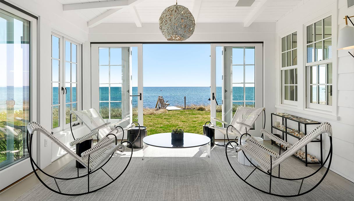 Veranda con sedie a dondolo e vista sull’oceano nella villa di Taylor Swift a Rhode Island