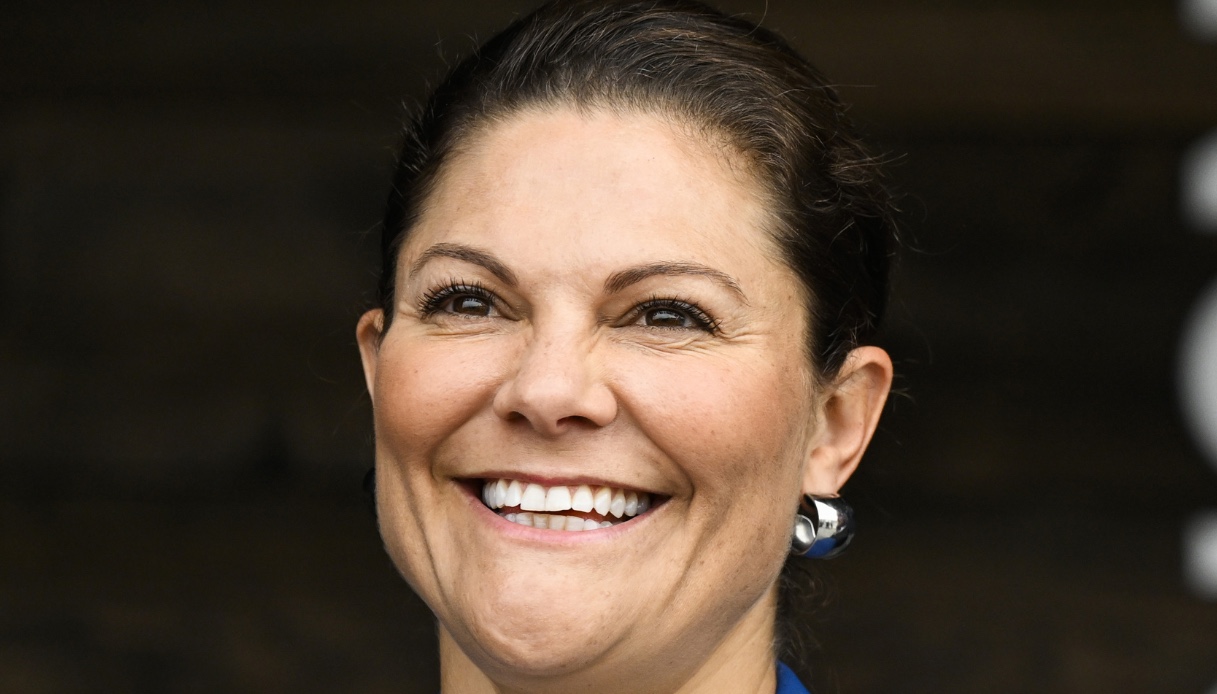 Vittoria di Svezia, i look semplici e colorati per il viaggio di stato in Giappone