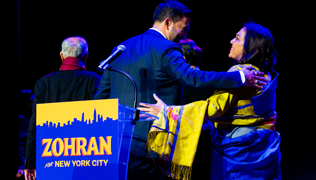 Zohran Mamdami e sua madre Mira Nair la sera della sua elezione a sindaco di NY