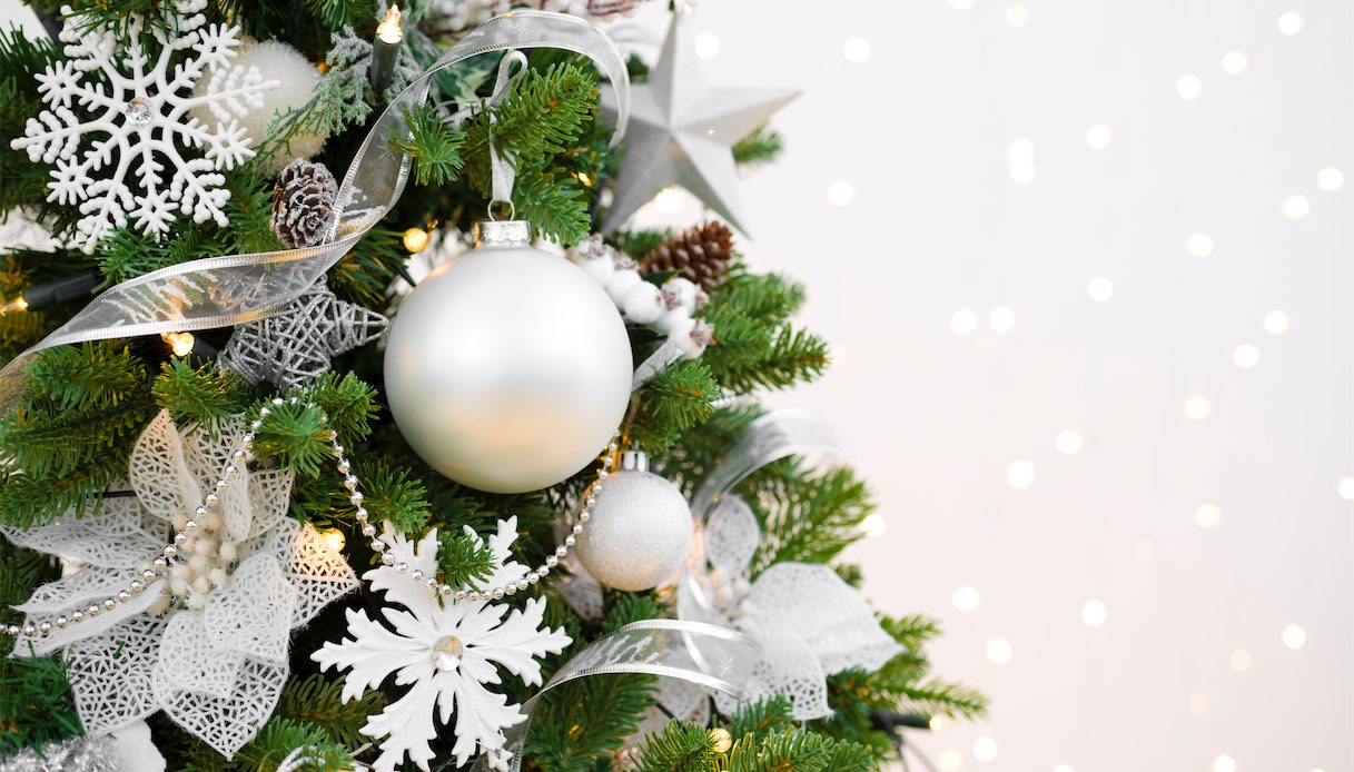Alberi di Natale in stile classico decori bianco e argento