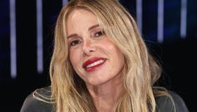 Alessia Marcuzzi ci ha convinte: la mini in pelle è il capo mai più senza di stagione