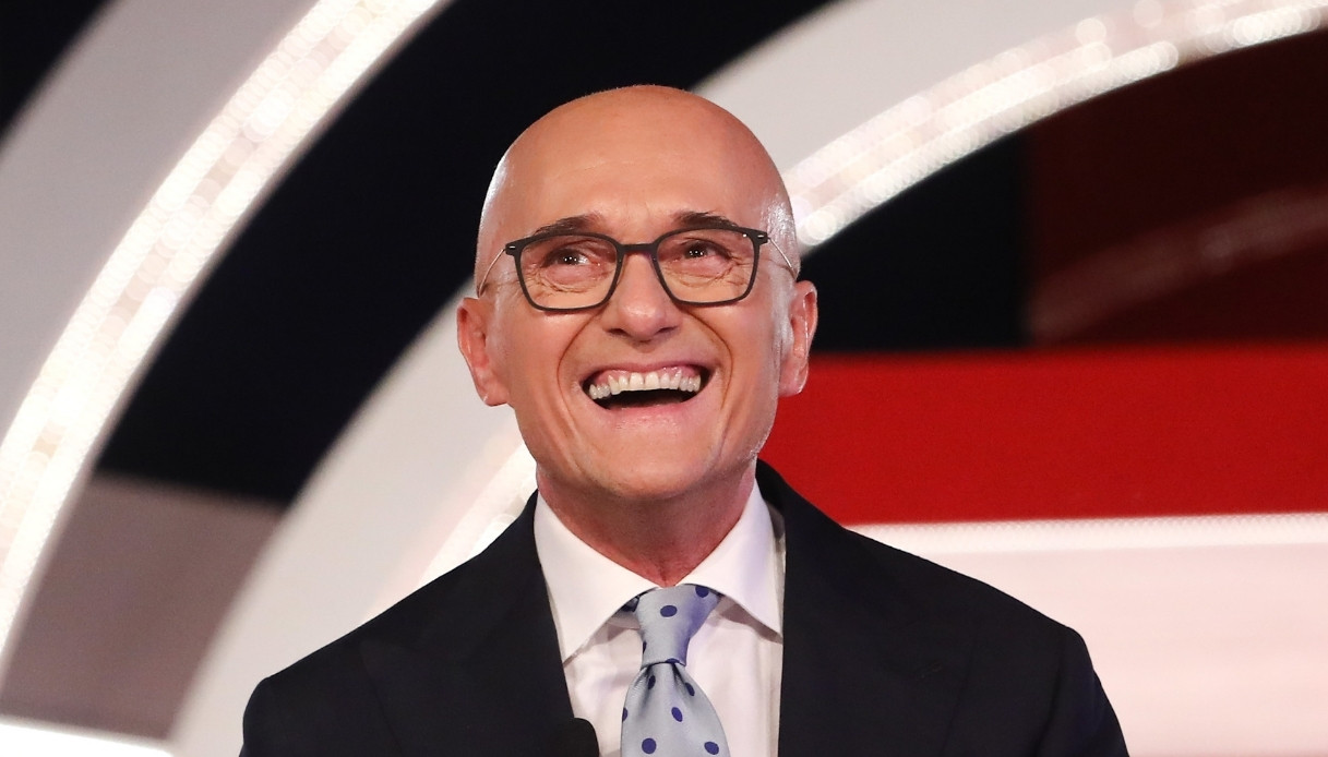 Alfonso Signorini scrittore, trama e curiosità del suo primo romanzo: Amami quanto io t’amo