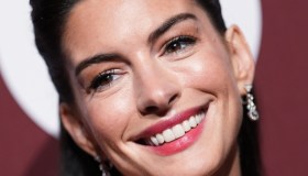 Anne Hathaway svuota la borsa svelando i suoi prodotti beauty preferiti e, sorpresa: puoi averli anche tu