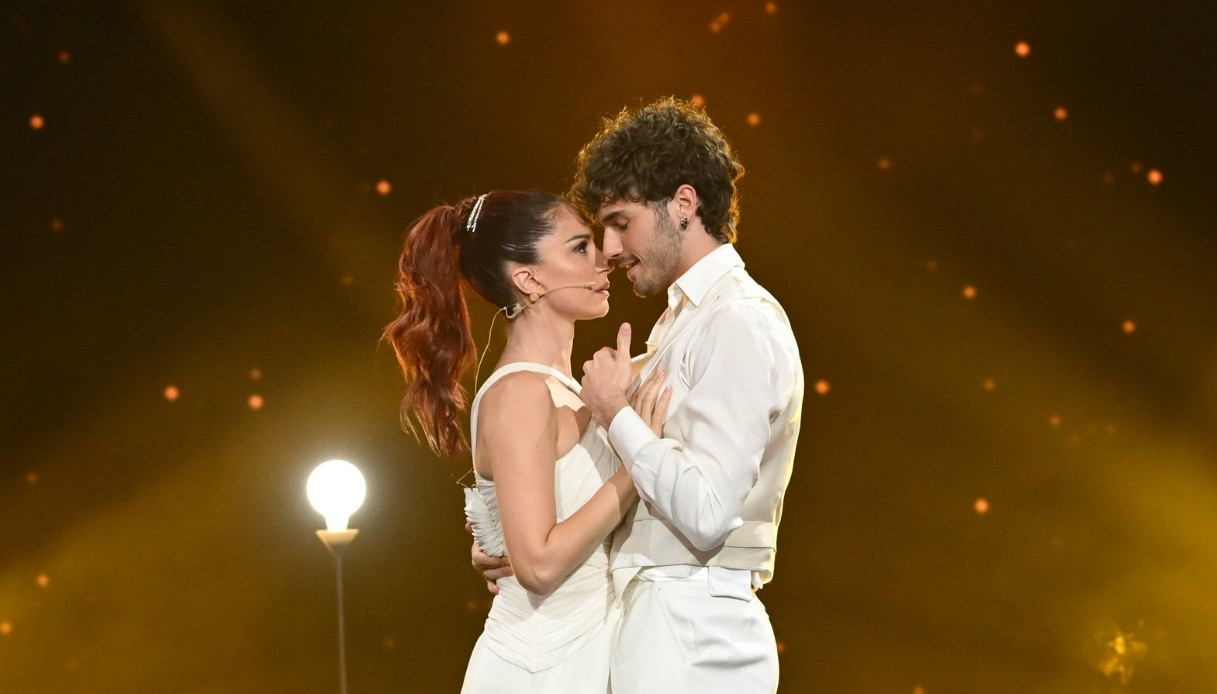 Ballando con le stelle, pagelle 15 novembre: dure critiche (5), l’abbraccio ad Andrea Delogu (?) Ballando con le stelle, pagelle 15 novembre: dure critiche (5), l’abbraccio ad Andrea Delogu (?)