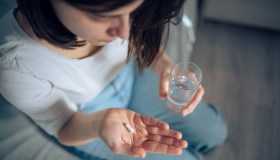 Boom di psicofarmaci tra i giovani. Troppi medicinali anche per gli anziani. Il rapporto AIFA