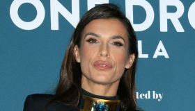 Elisabetta Canalis, l’abito con oblò esagerato fa impazzire i fan