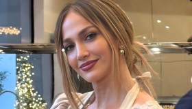 Jennifer Lopez si prepara al Natale, look super glamour per il giorno del Ringraziamento