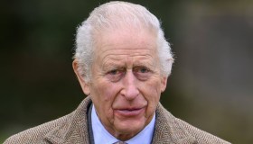 Re Carlo imbarazzato da Meghan Markle, i fischi e la foto cancellata