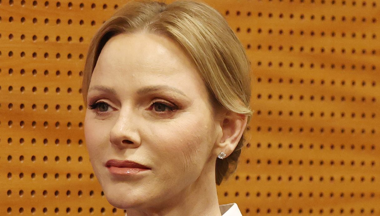 Charlene e Alberto di Monaco accendono le luci di Natale con i figli. Poi lei fugge via