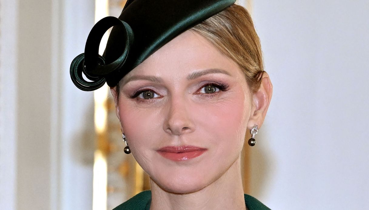Charlene di Monaco si ispira a Kate Middleton e ricicla il cappotto verde british