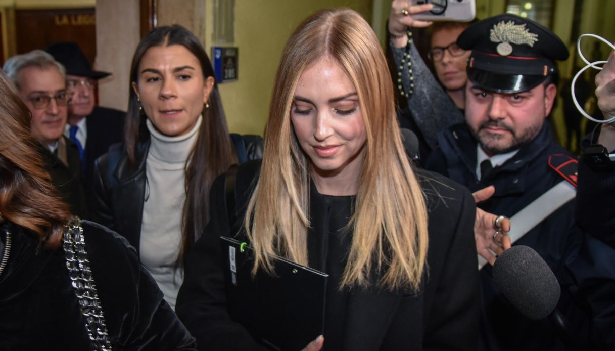 Chiara Ferragni total black in tribunale