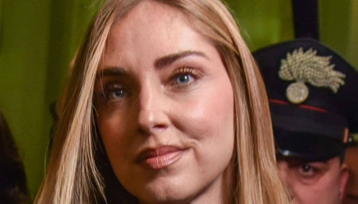 Chiara Ferragni in tribunale, look nero e trucco essenziale