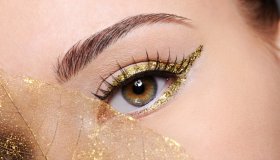 Chrome Eyeliner, il trucco occhi che cambia colore è l’ossessione dell’autunno. La guida ai prodotti