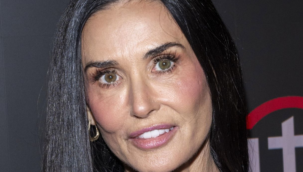 demi moore incanta in abito corto il look in tweed