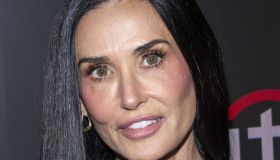 Demi Moore incanta in abito corto, il look in tweed