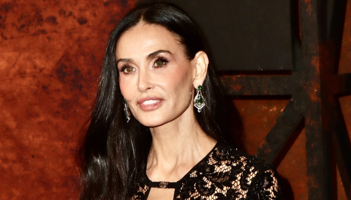 Demi Moore, jumpsuit di pizzo nero trasparente: una favola a 63 anni
