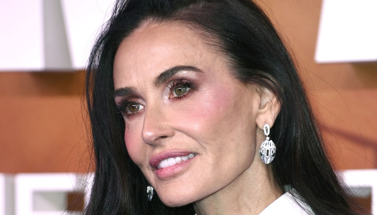 Demi Moore, il look stravagante tartan e argyle: spopola il mix and match