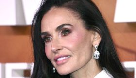 Demi Moore, il look stravagante tartan e argyle: spopola il mix and match