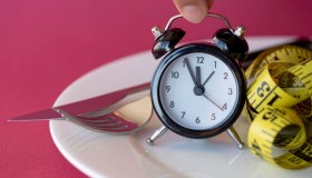 Digiuno intermittente, non fa male al cervello. La popolare dieta non diminuisce la concentrazione