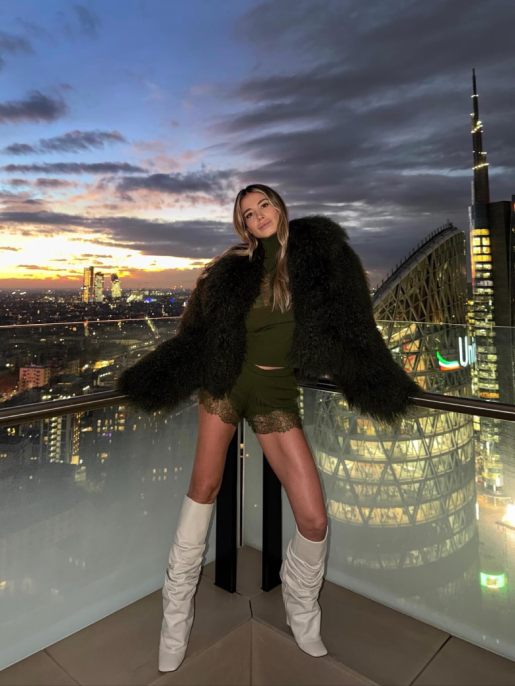 Diletta Leotta, pelliccia e coordinato lingerie a Milano: il look monocromatico da copiare
