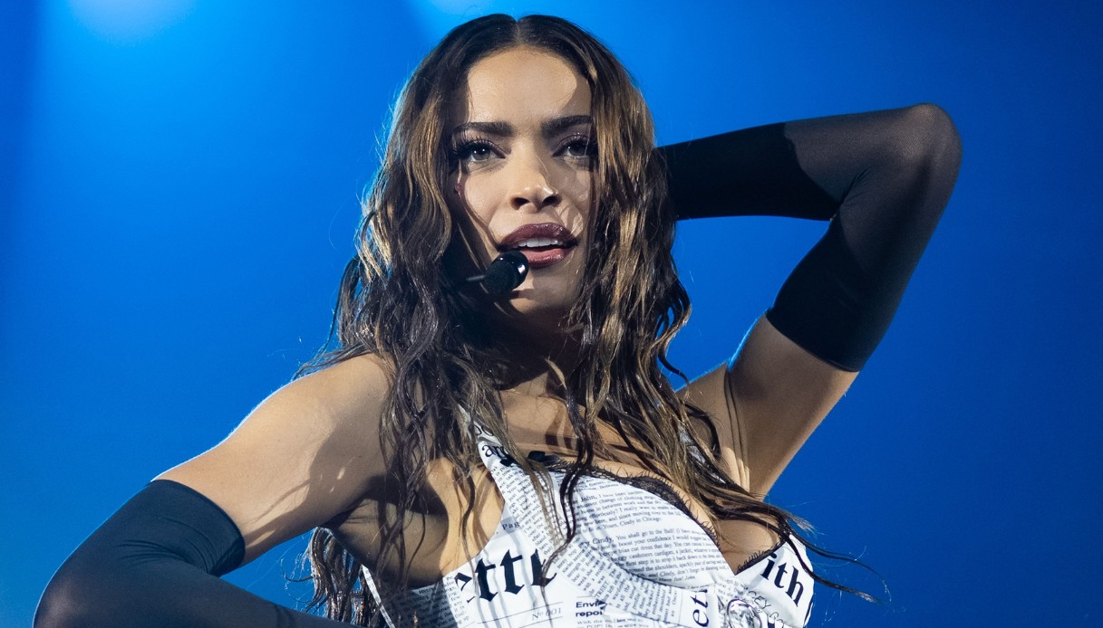 Elodie, tutti i look della popstar in tour tra sensualità e scintillii
