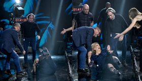 Belve, partenza col “botto” per Iva Zanicchi: la caduta dell’Aquila di Ligonchio