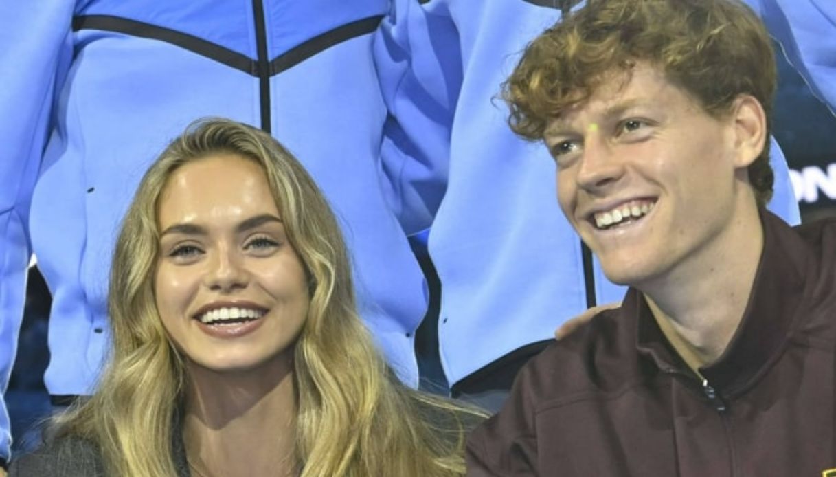 Sinner e la fidanzata Laila Hasanovic: il bacio che non c’è e l’anello che sorprende Sinner e la fidanzata Laila Hasanovic: il bacio che non c’è e l’anello che sorprende